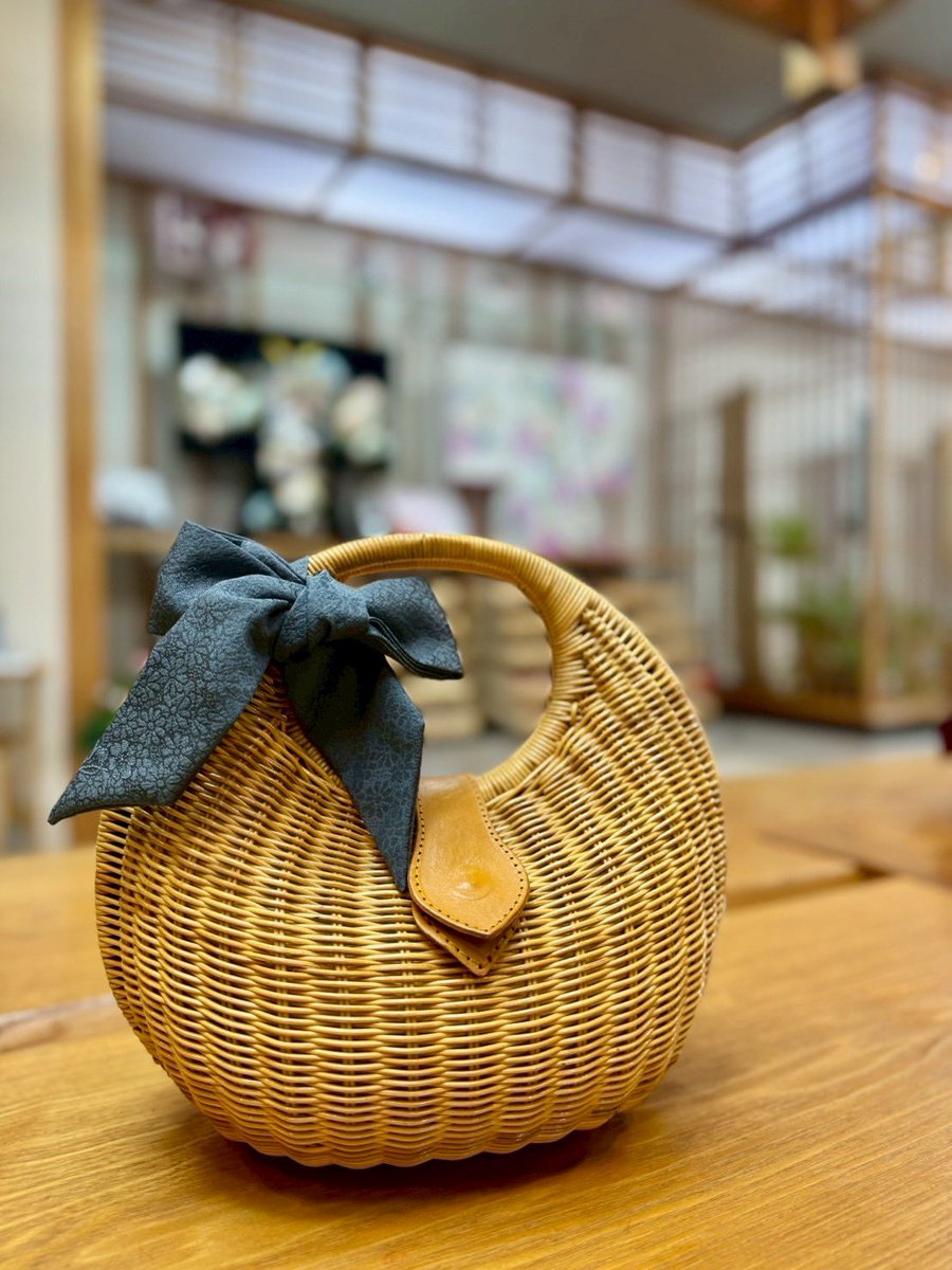 shakunone's tweet photo. これ、需要ありですか？

「絶対かわいい！！！」と、職人のノリと勢いで生まれた2つ。

『きものシルクのロングリボン』
＆『ショートリボン』

使い方は、まだ模索中。
でも、きっとみなさんがステキなアレンジを見つけてくれるはず（他力本願）

感想もらえると、
夏バテ職人のHP──全回復します。 https://t.co/FDEI47fVJz
