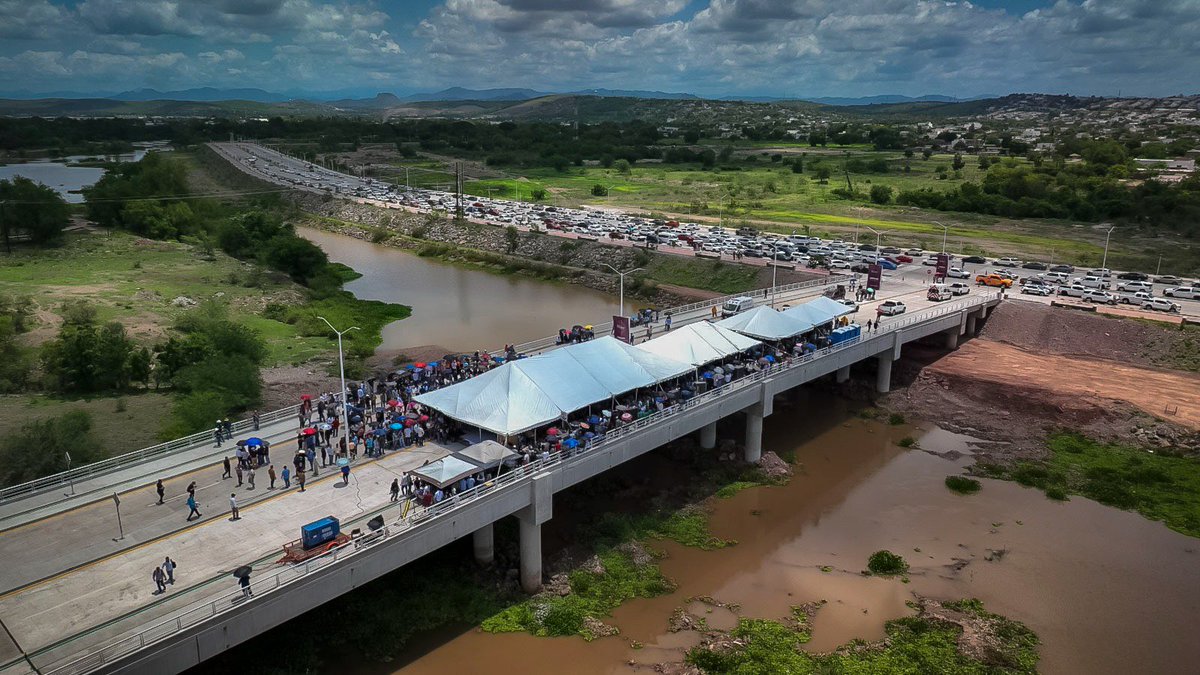 rochamoya_'s tweet image. Después de 14 meses de trabajo, hoy se abre una conexión esperada por miles de familias en el norte de Culiacán.
El nuevo Puente Humaya y la pavimentación del Blvd. Santa Fe significan menos tiempo en traslados, espacios incluyentes para peatones y ciclistas, y una movilidad que…