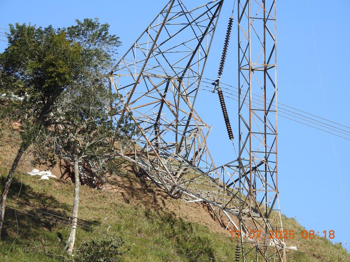 Antioqueños, nuevamente criminales instalaron explosivos en torres de energía en el Nordeste. Según reporte de las autoridades, una fue derribada y en la otra fue instalado un artefacto en su base. La infraestructura hace parte de la conexión Medellín - Cisneros - San Roque de