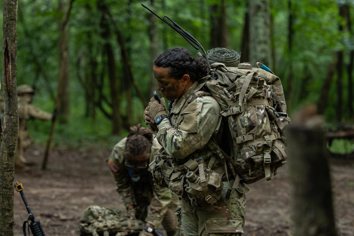 ArmyROTC's tweet image. 5th Regiment #AdvancedCamp practices tactical teamwork in the field to complete 'Grizzly' phase of Field Training Exercise.
Check out the link in our bio for more!
馃摳 By Hannah Choate, Murray State University, CST Public Affairs Office