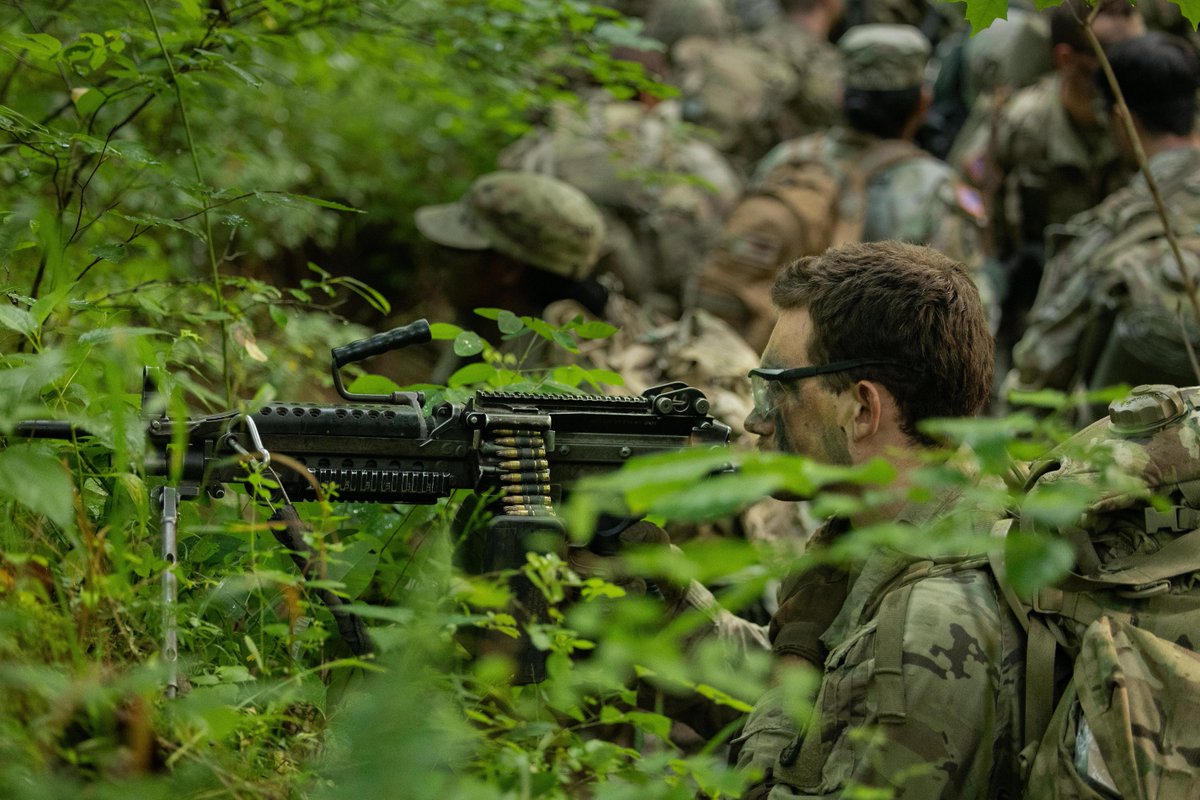 ArmyROTC's tweet image. 5th Regiment #AdvancedCamp practices tactical teamwork in the field to complete 'Grizzly' phase of Field Training Exercise.
Check out the link in our bio for more!
馃摳 By Hannah Choate, Murray State University, CST Public Affairs Office
