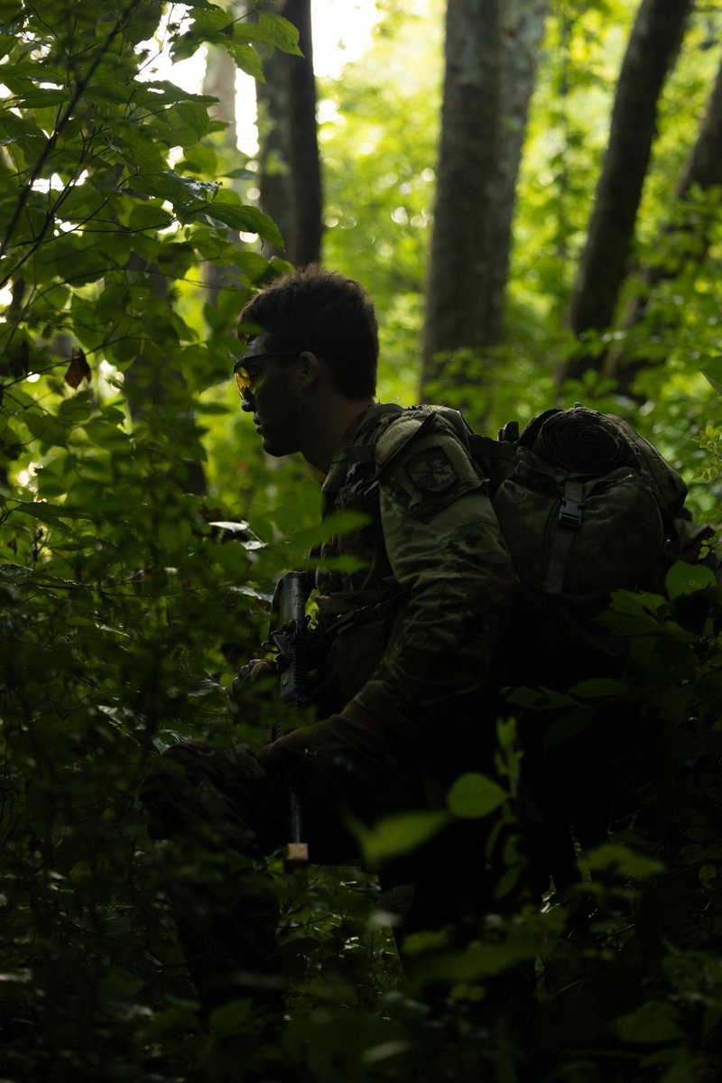 ArmyROTC's tweet image. 5th Regiment #AdvancedCamp practices tactical teamwork in the field to complete 'Grizzly' phase of Field Training Exercise.
Check out the link in our bio for more!
馃摳 By Hannah Choate, Murray State University, CST Public Affairs Office