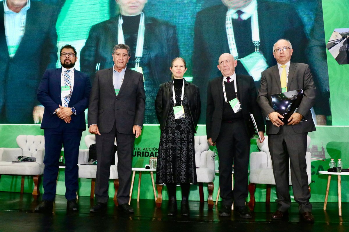 AMIVTACmx's tweet photo. En el #XIVSeminarioVial abordamos los grandes retos de la movilidad sostenible, el diseño universal y la seguridad vial desde la tecnología y la legislación.
Trabajamos por un futuro con infraestructura más segura, incluyente y eficiente.
#AMIVTAC https://t.co/8ilHHhbJxa