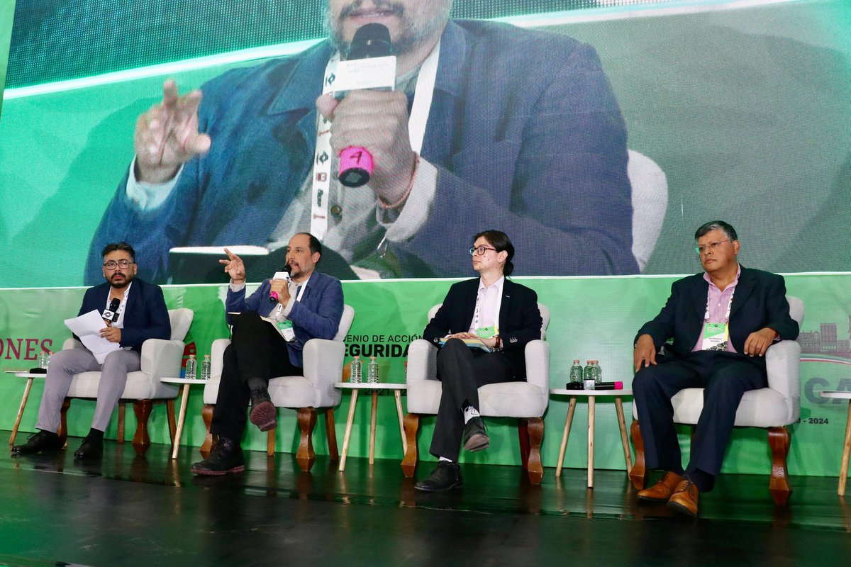 AMIVTACmx's tweet photo. En el #XIVSeminarioVial abordamos los grandes retos de la movilidad sostenible, el diseño universal y la seguridad vial desde la tecnología y la legislación.
Trabajamos por un futuro con infraestructura más segura, incluyente y eficiente.
#AMIVTAC https://t.co/8ilHHhbJxa
