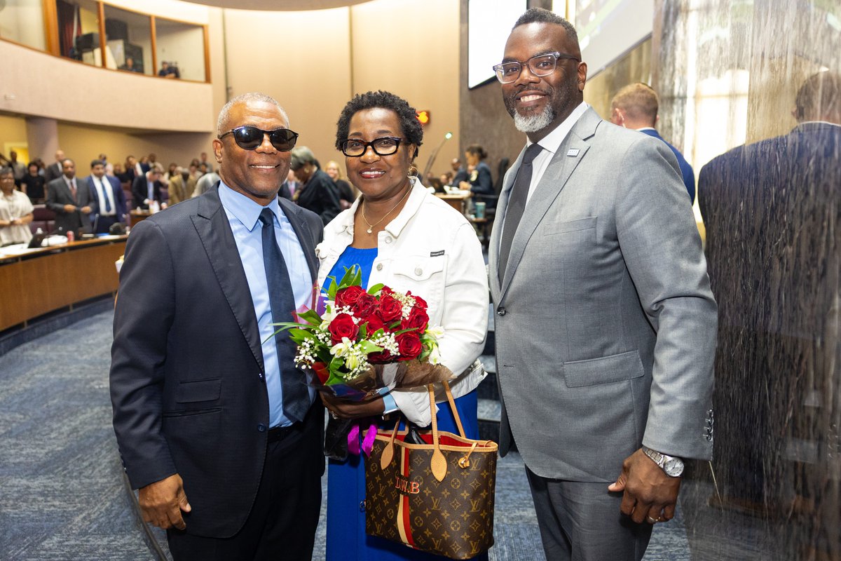 ChicagosMayor's tweet image. It feels like just yesterday when I first met @AldermanBurnett as a young organizer and teacher and experienced his kindness. Now I have the privilege, on behalf of the City of Chicago, to thank Vice Mayor Alderman Walter Burnett for his 30 years of service on our City Council.…