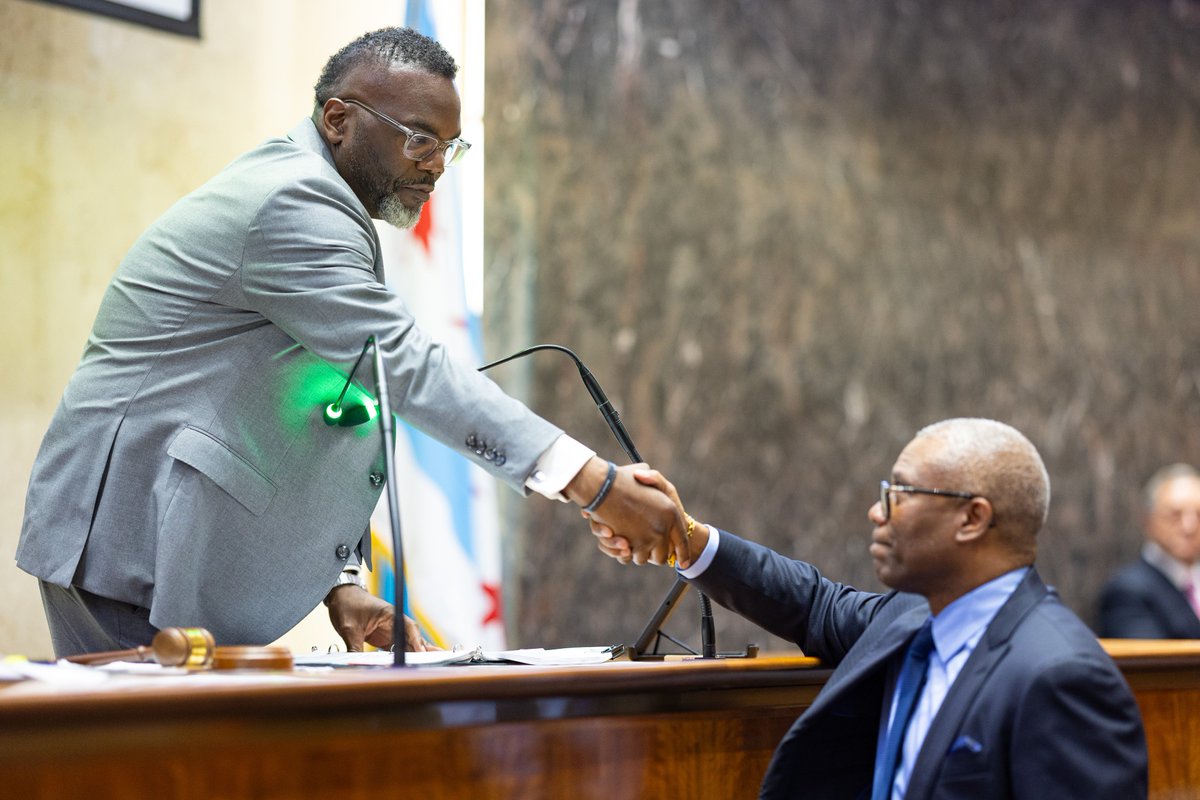 ChicagosMayor's tweet image. It feels like just yesterday when I first met @AldermanBurnett as a young organizer and teacher and experienced his kindness. Now I have the privilege, on behalf of the City of Chicago, to thank Vice Mayor Alderman Walter Burnett for his 30 years of service on our City Council.…