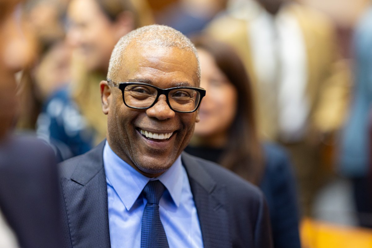 ChicagosMayor's tweet image. It feels like just yesterday when I first met @AldermanBurnett as a young organizer and teacher and experienced his kindness. Now I have the privilege, on behalf of the City of Chicago, to thank Vice Mayor Alderman Walter Burnett for his 30 years of service on our City Council.…