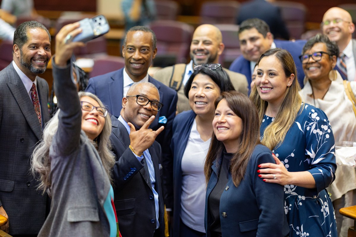 ChicagosMayor's tweet image. It feels like just yesterday when I first met @AldermanBurnett as a young organizer and teacher and experienced his kindness. Now I have the privilege, on behalf of the City of Chicago, to thank Vice Mayor Alderman Walter Burnett for his 30 years of service on our City Council.…