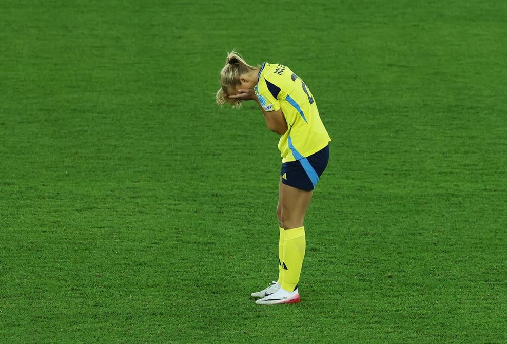 mundopelotanet's tweet photo. Suecia lo tuvo... Pero lo dejó ir.

Lo ganaban 2-0 al minuto 79 y se lo empataron en 2 minutos.

En la tanda su arquera Jennifer Falk atajó 4 penales y las suecas desperdiciaron 2 chances de terminar el partido (el primero por la propia Falk).

Eliminadas de la #WEURO2025. 😔🇸🇪 https://t.co/JqVBIIurgr