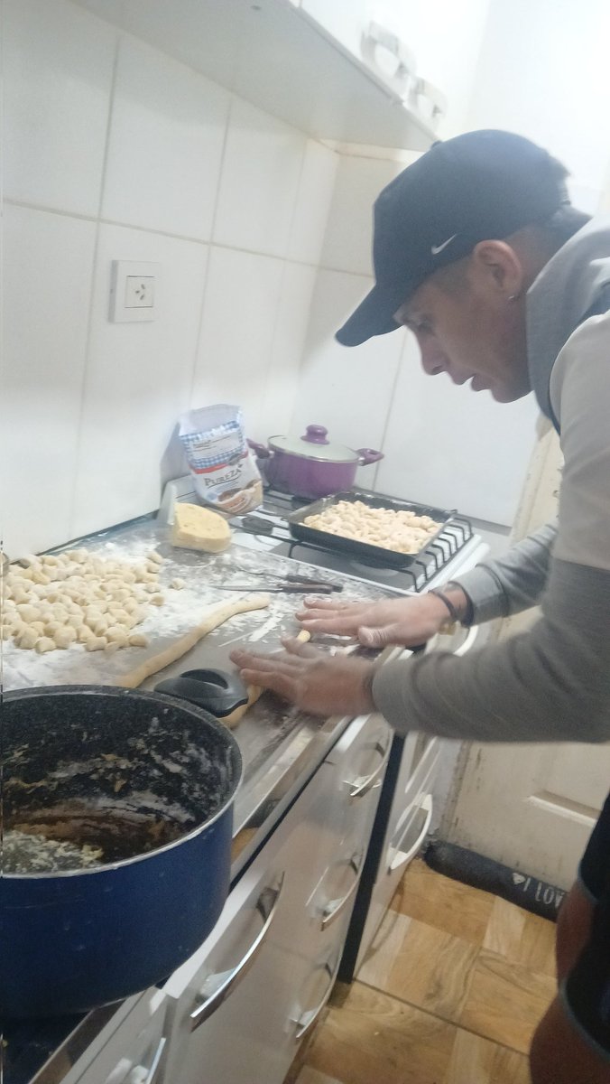 naatip7's tweet photo. Viene su hermana a visitarlo y el se puso a prepararle la comida 🥰 https://t.co/QySKyRJjQT