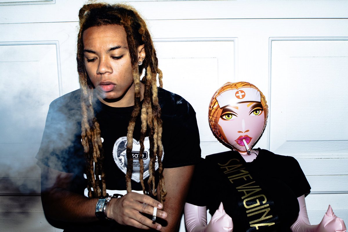 Raeusii's tweet photo. wit bae https://t.co/69pmpey7Fr