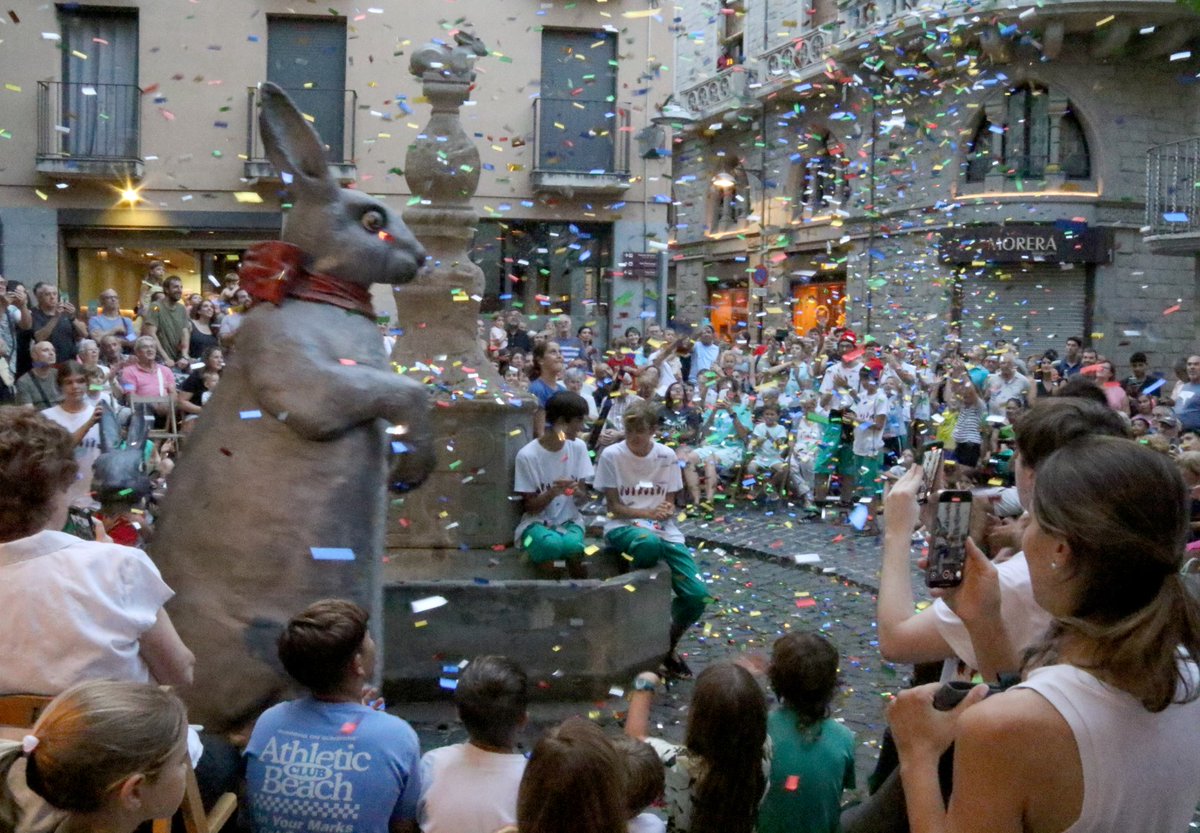 Avui acabem tres dies de festes. Des de la cercavila, a les sardanes, el ball del Drac del Carme i aquest vespre el ball del Conill. Gràcies als balladors, a AV del Nucli Antic per organitzar-ho i a tothom que hi ha participat. Com ens agraden les Festes del Carme