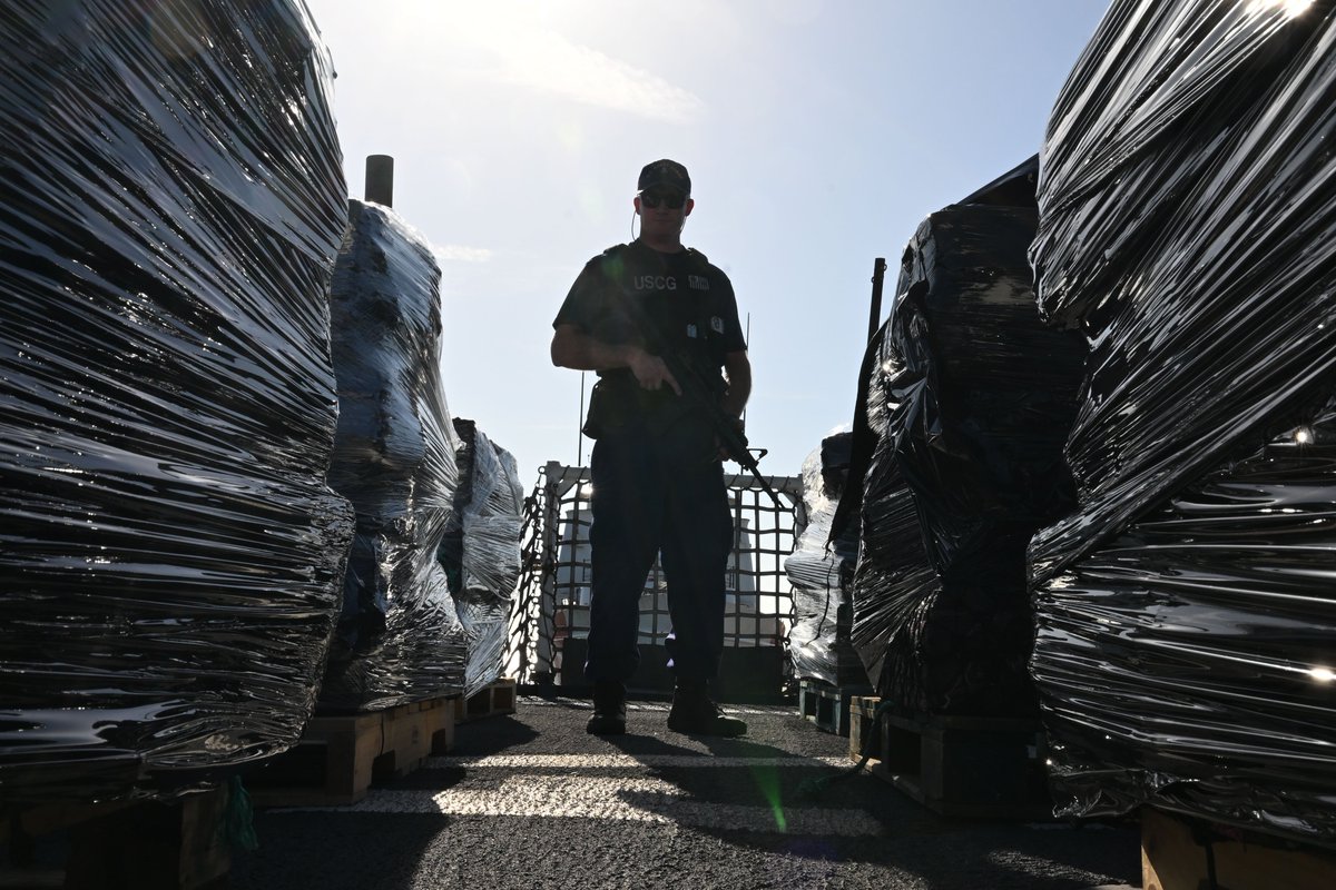 USCGSoutheast's tweet image. #BREAKING CGC Resolute’s crew offloaded nearly 12,600 lbs of cocaine, worth an estimated $93.2 million at @USCG Sector St Pete after a 59-day patrol.
📸: PA1 Perkofski
Read more: tinyurl.com/dy6uju8k
#USCG #CoastGuard #valuetonation #drugoffload #counternarcotics