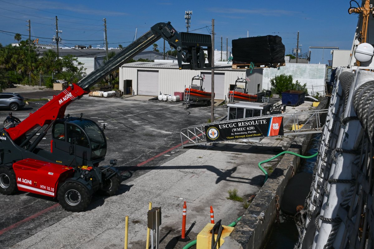 USCGSoutheast's tweet image. #BREAKING CGC Resolute’s crew offloaded nearly 12,600 lbs of cocaine, worth an estimated $93.2 million at @USCG Sector St Pete after a 59-day patrol.
📸: PA1 Perkofski
Read more: tinyurl.com/dy6uju8k
#USCG #CoastGuard #valuetonation #drugoffload #counternarcotics
