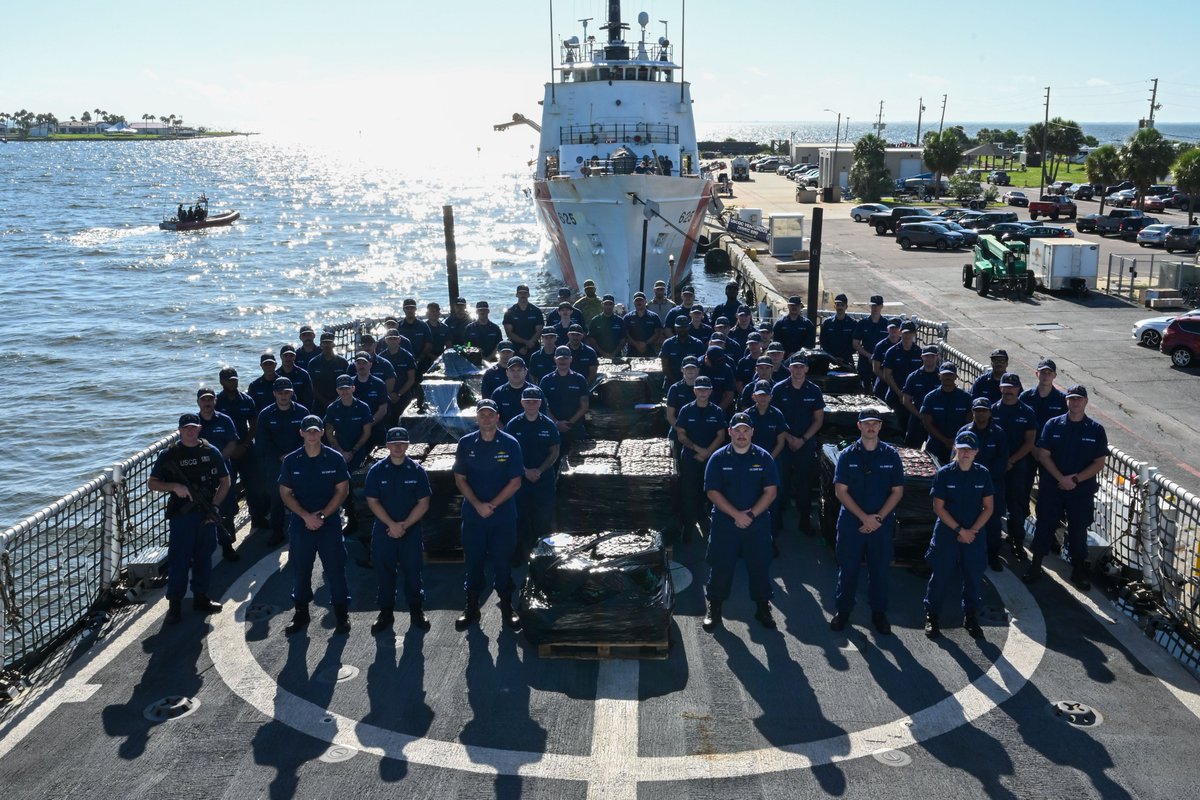 USCGSoutheast's tweet image. #BREAKING CGC Resolute’s crew offloaded nearly 12,600 lbs of cocaine, worth an estimated $93.2 million at @USCG Sector St Pete after a 59-day patrol.
📸: PA1 Perkofski
Read more: tinyurl.com/dy6uju8k
#USCG #CoastGuard #valuetonation #drugoffload #counternarcotics