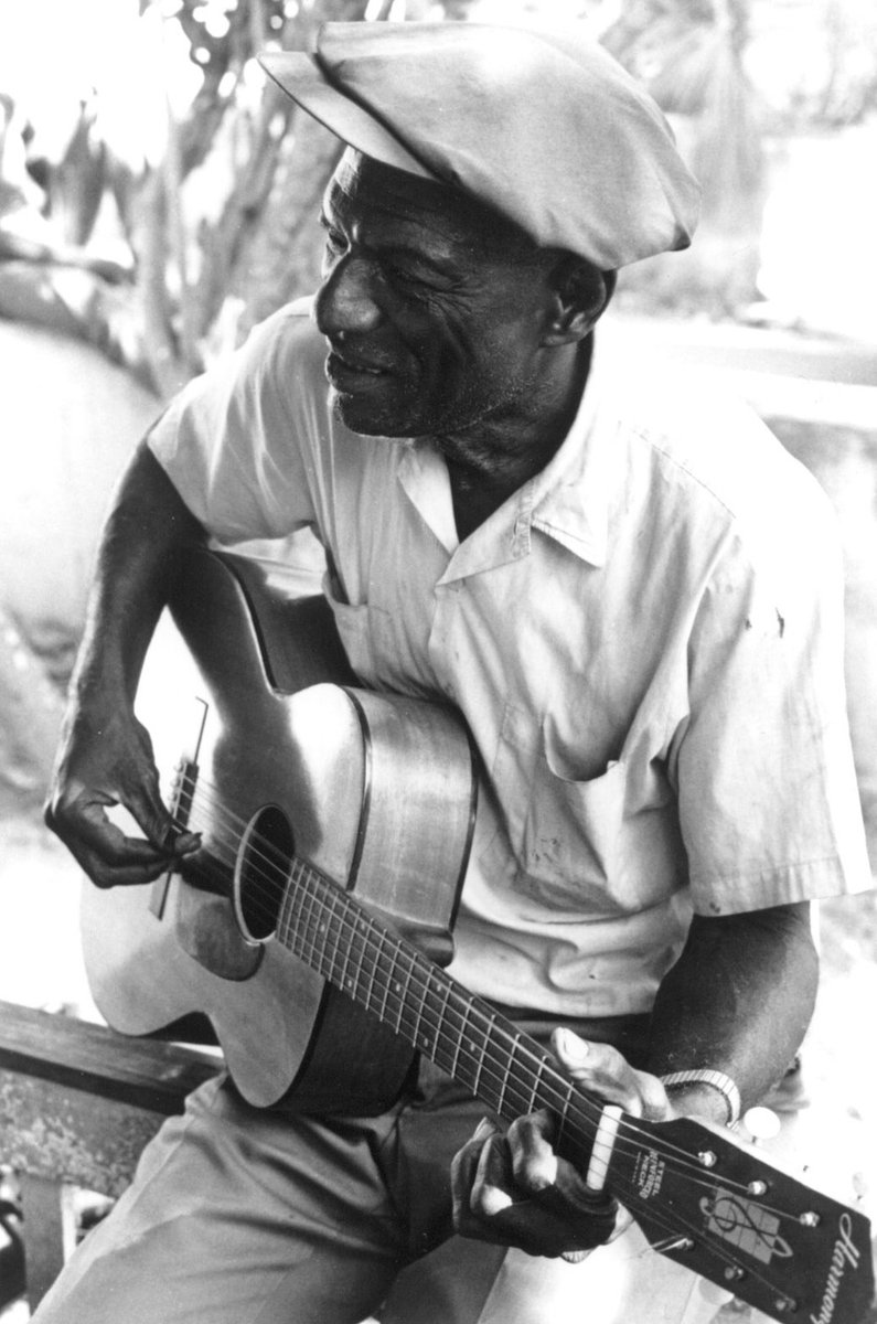03 de agosto de 1910 nace Joseph Spence guitarrista y cantante de blues, gospel y calipso.