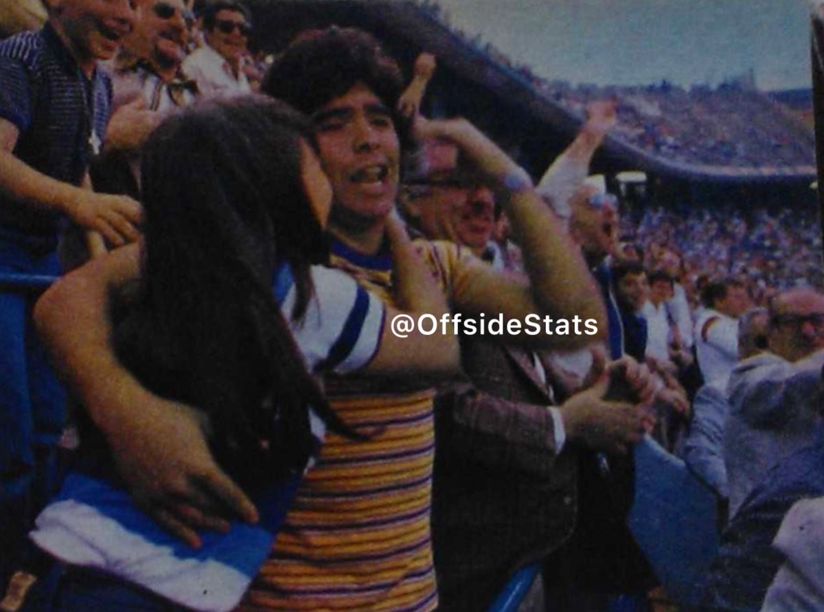 Una de esas fotos que seguro no habías visto. El Diego festeja el gol de Brindisi a Unión en la platea, en pleno Metropolitano 1981, fecha 6. Miguel usó la 10 esa tarde. Pernía la rompió y hasta clavó un golazo de pura sutiliza. Boca venció 2-0 al Tatengue. Después fue campeón.