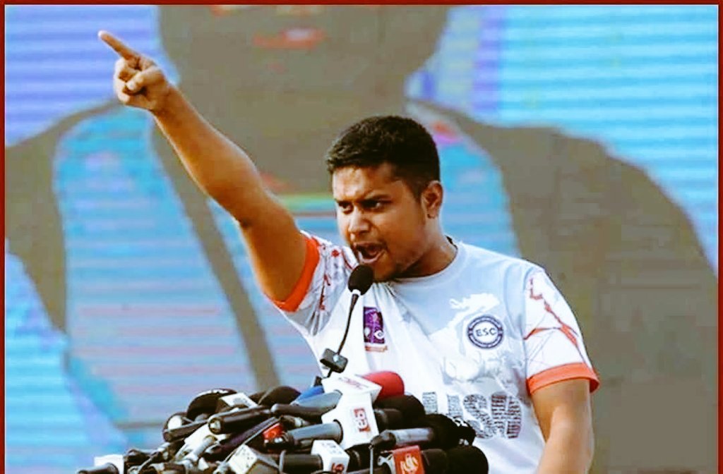 বাঙালি ইতিহাস ভুলে গেছে!

নির্বাচনী প্রচারণায় জিয়াউর রহমান গিয়েছিলেন গোপালগঞ্জে। কিন্তু গোপালগঞ্জ তাঁকে স্বাগত জানায়নি। স্থানীয় জনগণের তীব্র প্রতিক্রিয়া ও প্রতিরোধে মুখোমুখি হন তিনি। পরিস্থিতি এতটাই উত্তপ্ত হয়ে ওঠে যে, তাকে সেনাবাহিনীর হেলিকপ্টারে