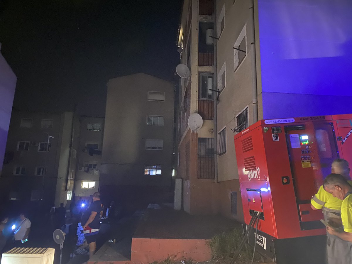 Aquest vespre hem acompanyat els veïns de Font de la Pólvora, que a causa d’un incendi, s’han quedat sense llum. Gràcies a la <a href="/pmgirona/">Policia Municipal Gi</a> <a href="/bomberscat/">Bombers</a> i <a href="/mossos/">Mossos</a> per la ràpida actuació. 

I a la companyia elèctrica per instal·lar generadors que permetran recuperar l’electricitat.