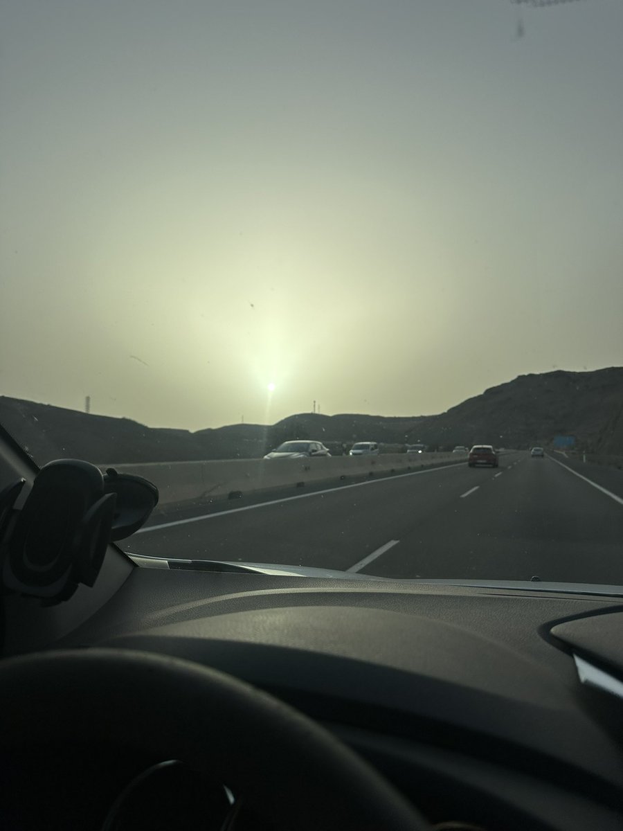 SamGuichelaar's tweet image. 42 degrees at work today.
Calima so strong that visibility is &lt;4000 km and you can look straight at the sun.
