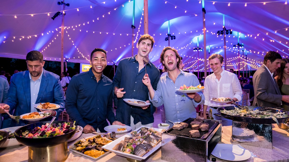 alzassociation's tweet image. ✨ Fighting to #ENDALZ under the stars ✨
On Saturday, Daryl and Irwin Simon hosted the fourth “Fork It Alzheimer's” event in Bridgehampton, NY, raising $800,000 for the Fork It Fund, in partnership with the Alzheimer’s Association.
The Fork It Fund, founded in 2019, has…