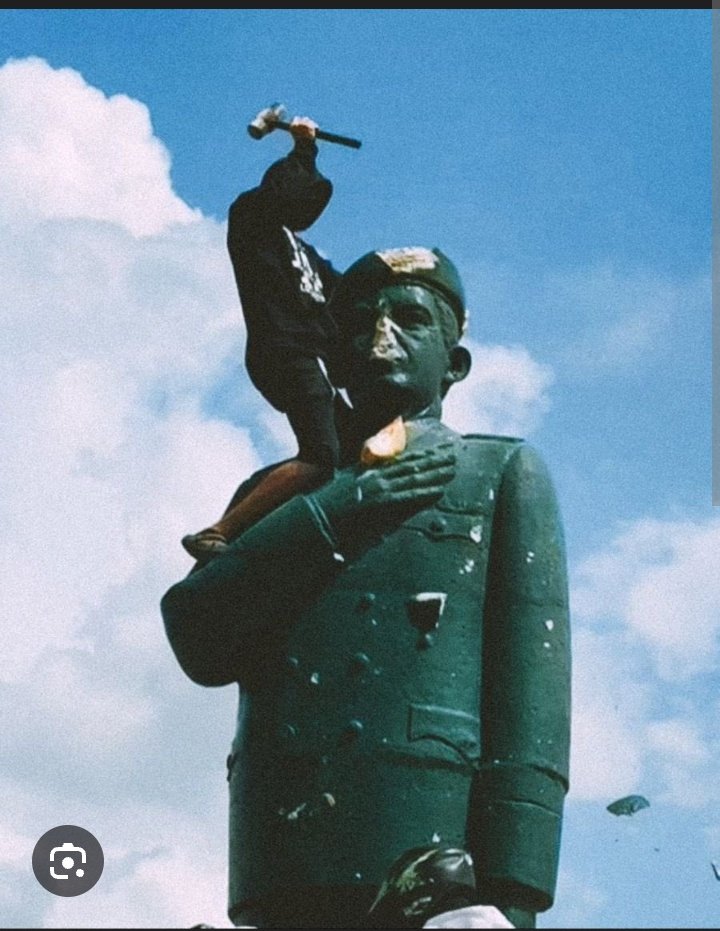 ElGanadorHenry's tweet image. Dos jóvenes merideñas, Génesis Gabriela Pabón Paredes y Rocío Del Mar Rodríguez Guillen

El regimen las acaba d condenar a 10 años de prisión por el delito d "Incitación al Odio"

Un policía d civil las contrató para estampar 10 camisas con la imagen icónica

Y era una trampa 🙏