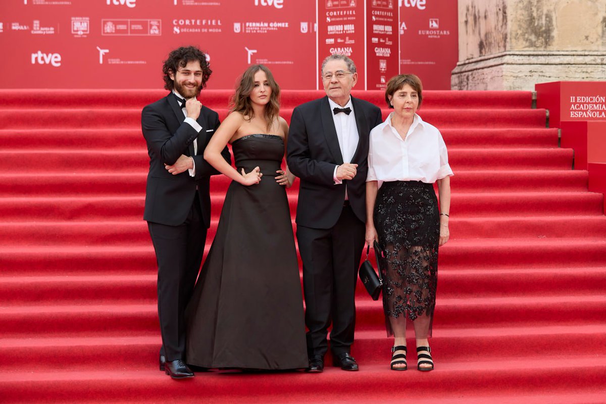 Roberto_Verino's tweet photo. Recibir el Premio de Honor de la @academiamoda_es me emociona y me reafirma: diseñar para una inmensa minoría, con respeto y alma, sigue teniendo sentido. Gracias a mi equipo, a los artesanos y a quienes creen en la moda que perdura. #ModaConAlma #PremioDeHonor https://t.co/ablPqkLtva