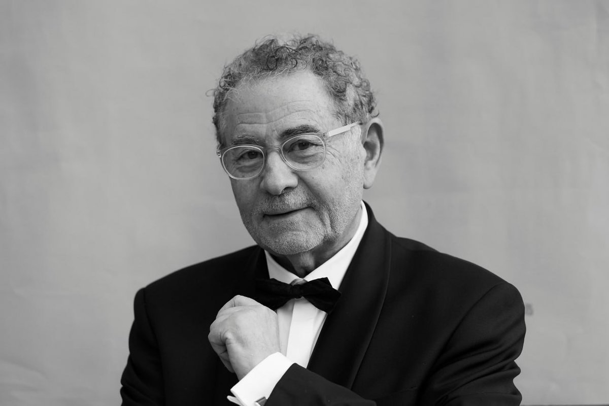 Recibir el Premio de Honor de la @academiamoda_es me emociona y me reafirma: diseñar para una inmensa minoría, con respeto y alma, sigue teniendo sentido. Gracias a mi equipo, a los artesanos y a quienes creen en la moda que perdura. #ModaConAlma #PremioDeHonor