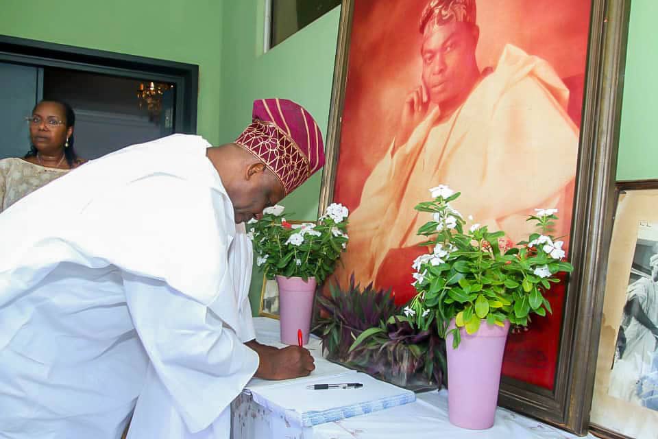 Allroundcomms's tweet photo. Senator Ibikunle Amosun, CON, FCA, signing the condolence register in honor of the late Awujale of Ijebuland, Oba Sikiru Kayode Adetona, at the Ogbagba Court in Igbeba, Ijebu Ode, recently.
@MaupeO @AMOSUN  @OGSG_Official @NTANewsNow  @NTAAbeokuta @playbabaijebu https://t.co/2JFzsAZoRE