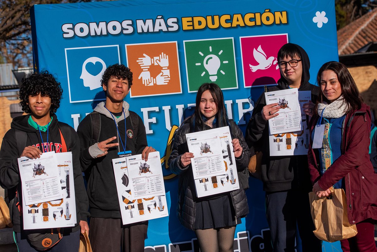 🌕 ¡Hoy vivimos un día especial… y en la superficie de la Luna!

Adultos mayores, niñas y niños del programa #LaFloridaTEAcompaña y estudiantes vivieron una jornada espacial en el Teatro Municipal 🚀
Todo en el aniversario de la llegada del hombre a la Luna.