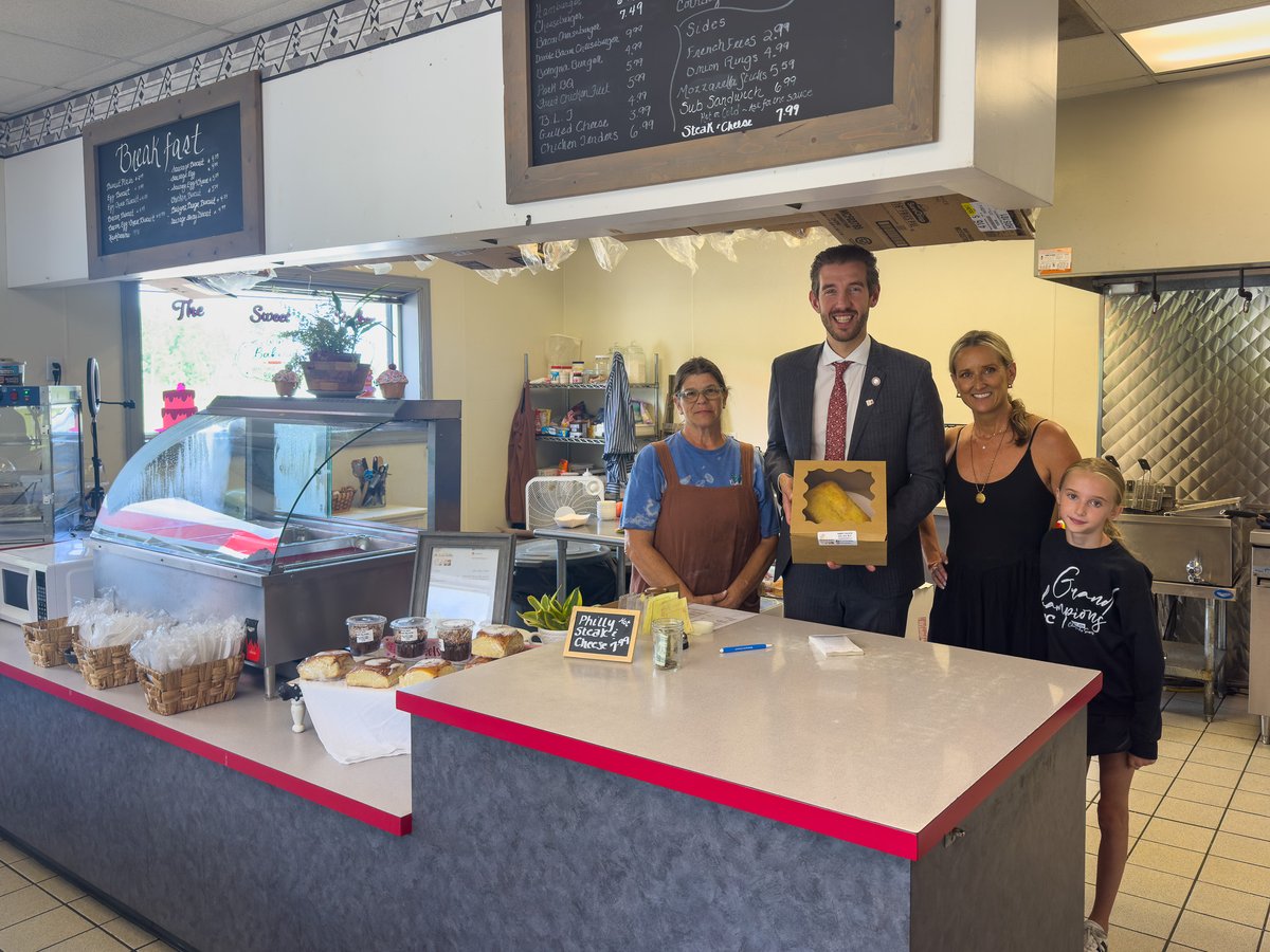 juanpablo4VA's tweet image. On my way to an exciting economic development announcement in Lynchburg today, I stopped by The Sweet Stalker for some delicious pound cake to bring back to our team in Richmond. There’s nothing sweeter than seeing small businesses thrive!