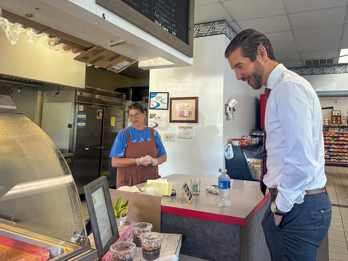juanpablo4VA's tweet image. On my way to an exciting economic development announcement in Lynchburg today, I stopped by The Sweet Stalker for some delicious pound cake to bring back to our team in Richmond. There’s nothing sweeter than seeing small businesses thrive!