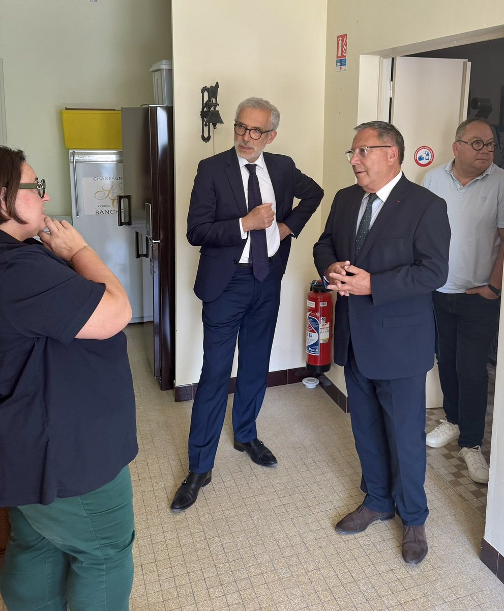 JM_Roze's tweet image. Visite de Jean-Marc Roze, président du conseil départemental, et d'Henri Prévost, préfet du département, au domaine Sanchez à Vertus Blancs-Coteaux, une famille qui accueille plusieurs bénéficiaires du #RSA pour les vendanges.
Chaque année, grâce à l’opération RSA et vendanges en…