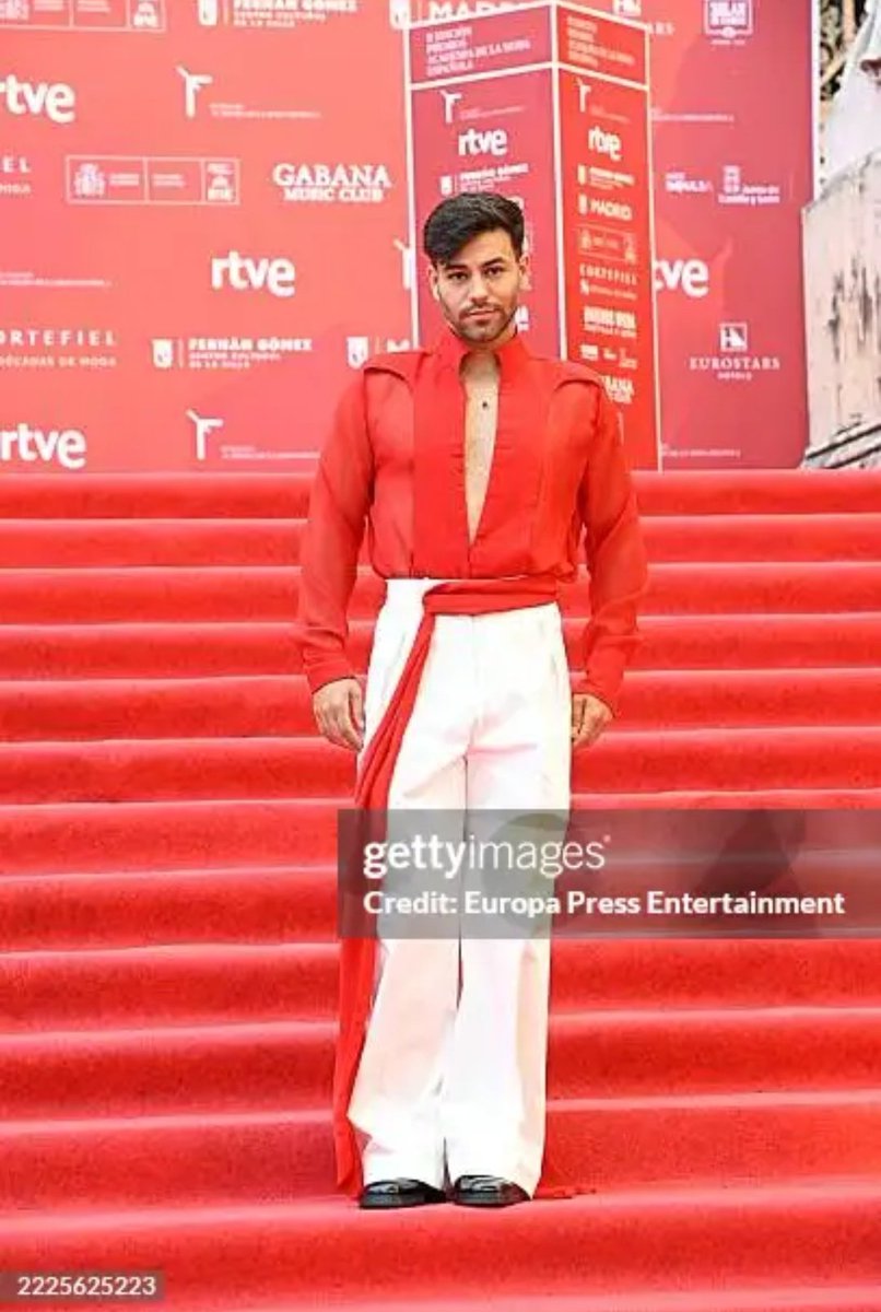 CFAgoneyGalicia's tweet image. Agoney en la alfombra roja de los #PremiosModaRTVE 

[@/GettyImages]