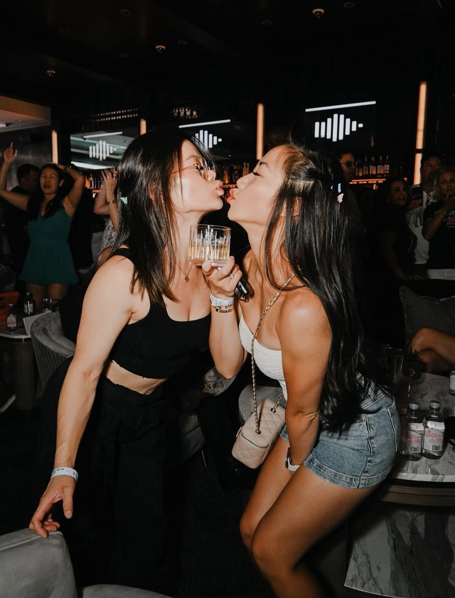 Bring your besties and throw it back with us.🍾🎧 All the 90s &amp; 2000s vibes, live video DJs, and pre/post Sphere party nights… only at Electra.⚡
Fridays to Sundays | 9PM–2AM
🎶 July 11 – August 24
#electravegas #girlsnightout #throwbackparty #90sand2000s #lasvegasnightlife