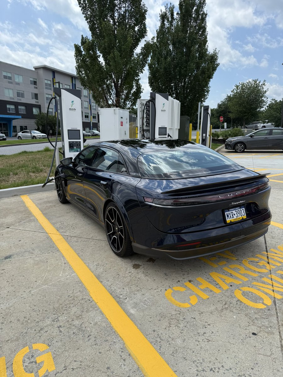 Michael_L_Rauch's tweet image. York, PA growing up with our first @ElectrifyAm station. @LucidMotors Sapphire getting its first DCFC. All perfect, super fast plug & charge. Like Tesla quick. Very impressed.