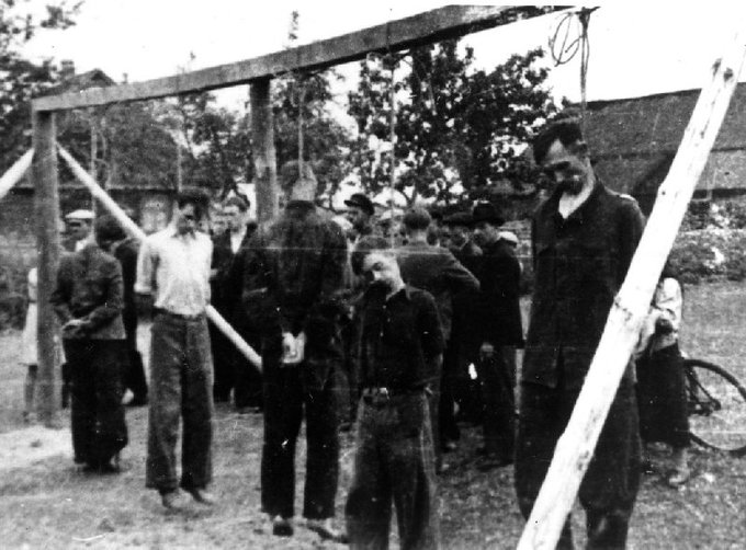 AnitaSchelde's tweet image. 17 VII 1942r. Niemcy zamordowali w Dmeninie 10 Polaków. Po roku powiesili kolejnych 11 Polaków w tym 12 letniego chłopca. To była kara za wspieranie żołnierzy AK...Śp. Stanisława Michała Sojczyńskiego ps. "Zbigniew". #NiemieckieZbrodnie @ManfredWeber