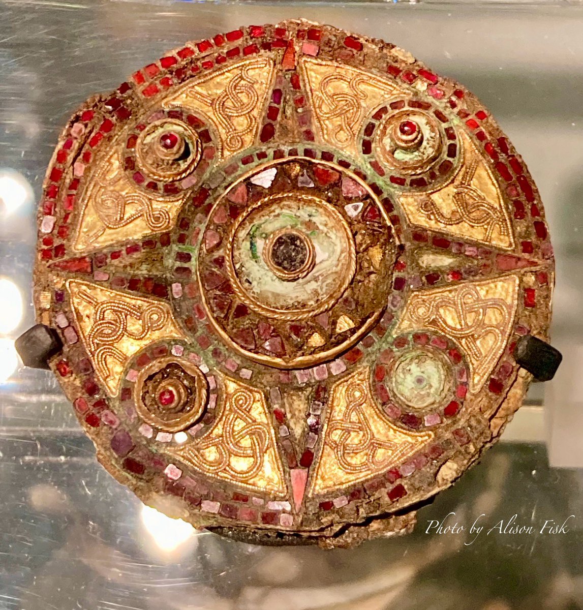 Ornate Saxon copper brooch intricately decorated with gold and garnets, AD 650-670.

A cherished possession found in a woman’s grave during excavations in Floral Street, Covent Garden, an area once in the heart of ‘Lundenwic’, the early Saxon town of London.

Museum of London 📷