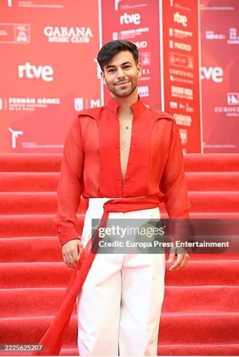LuciaAgoney's tweet image. ❤️Agoney en la alfombra roja de los #PremiosModaRTVE 

[@ GettyImages]