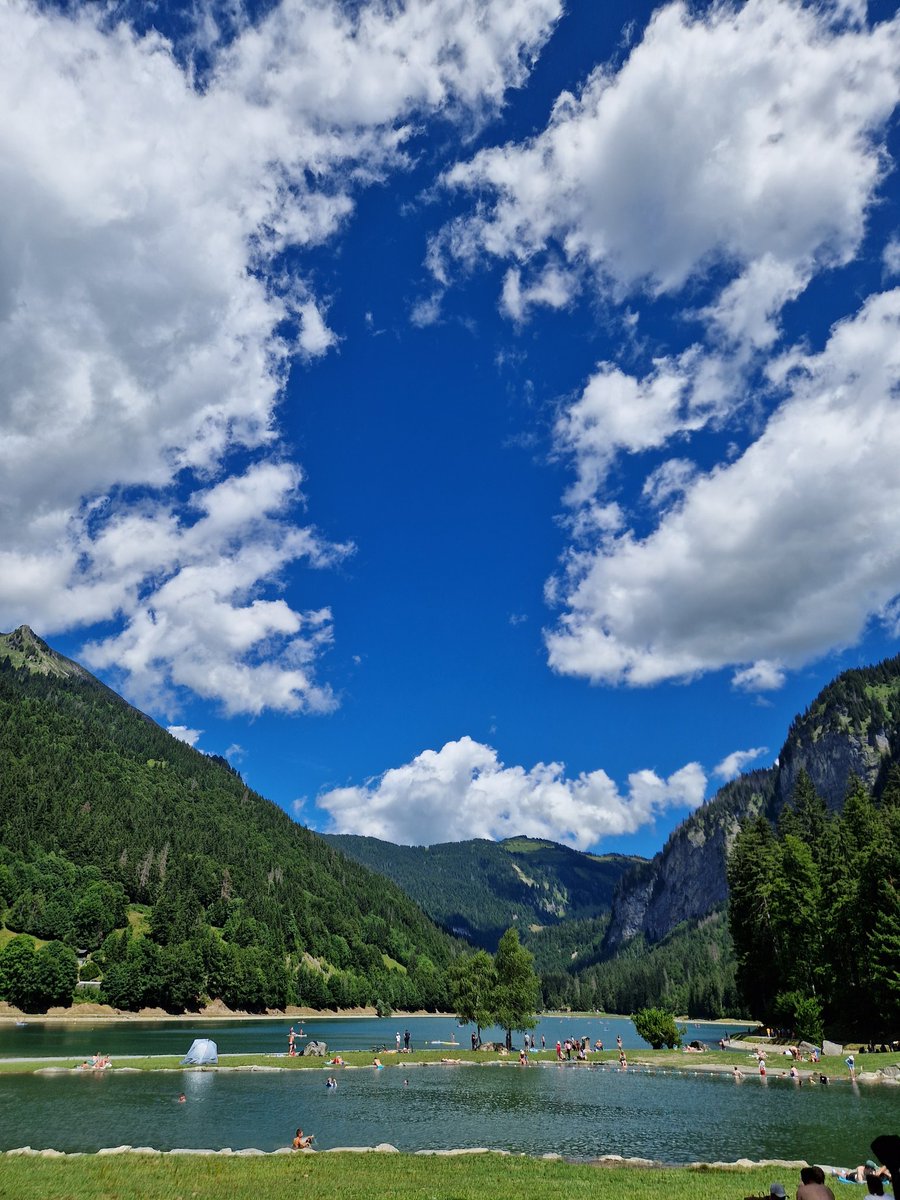 callumjames_EE's tweet image. Rode a grand total of 3 trails today, before calling it & going for a swim in Lac de Montriond