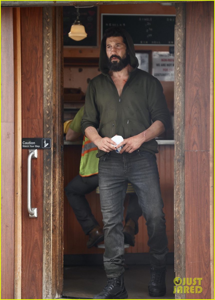 _DaredevilShots's tweet image. 📸 | Jon Bernthal on the set of ‘The Punisher’ special presentation today.
(via: @JustJared)