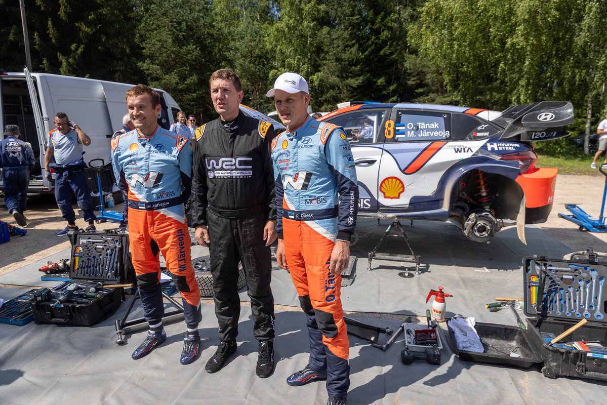 KristenMichalPM's tweet image. Today kicks off @RallyEstonia, back in the @OfficialWRC calendar!
Big cheers to @ElfynEvans for an awesome test drive experience.
Nael kummi, @OttTanak ja Martin Järveoja! 🇪🇪