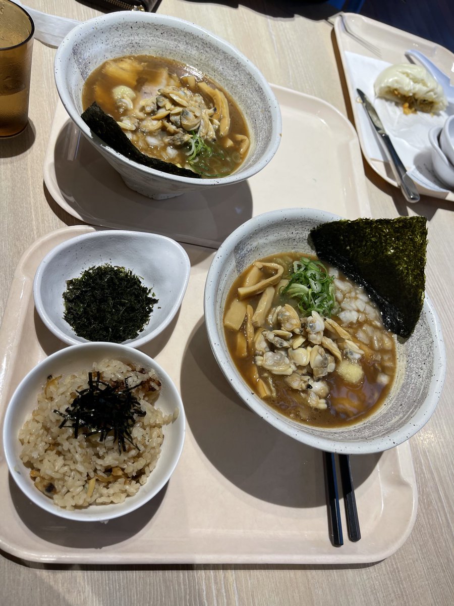 帰りは海ほたるでご飯食べたよ🍚
あいさはまだ寝ぼけてて、お腹すいてたから食べられもしないあさりご飯頼んで、結局食べきれなくて飼い主さんに残り食べてもらった😂