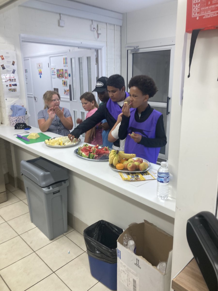 HawksmoorYouth's tweet image. Fabulous chef 🧑🍳 made cup cakes for everyone in session today. Well done boys @YoungGreenwich Gaining great life skills @Royal_Greenwich supported @JPFoundation Team work between these 2 today