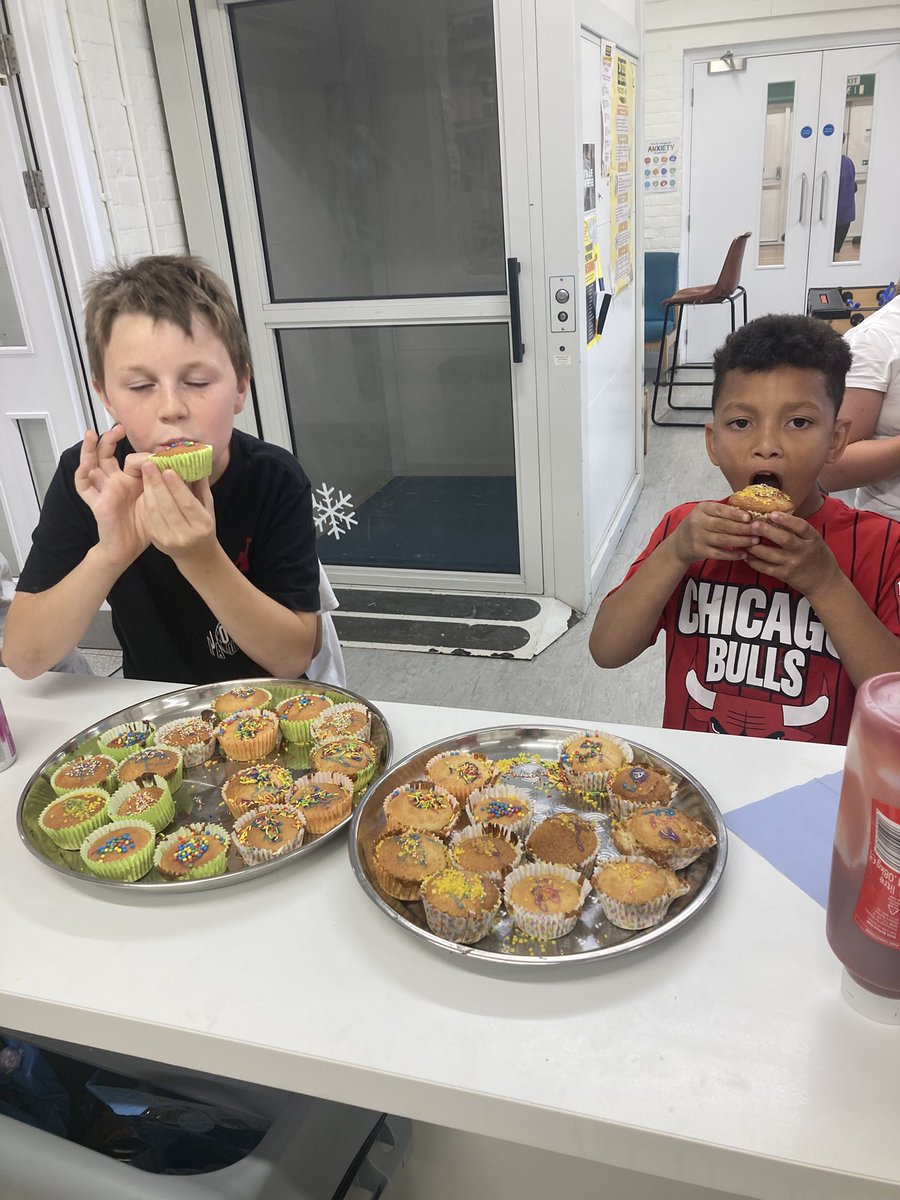 HawksmoorYouth's tweet image. Fabulous chef 🧑🍳 made cup cakes for everyone in session today. Well done boys @YoungGreenwich Gaining great life skills @Royal_Greenwich supported @JPFoundation Team work between these 2 today