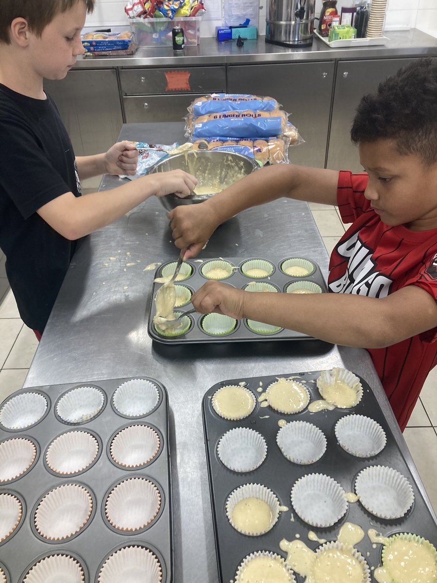 HawksmoorYouth's tweet image. Fabulous chef 🧑🍳 made cup cakes for everyone in session today. Well done boys @YoungGreenwich Gaining great life skills @Royal_Greenwich supported @JPFoundation Team work between these 2 today