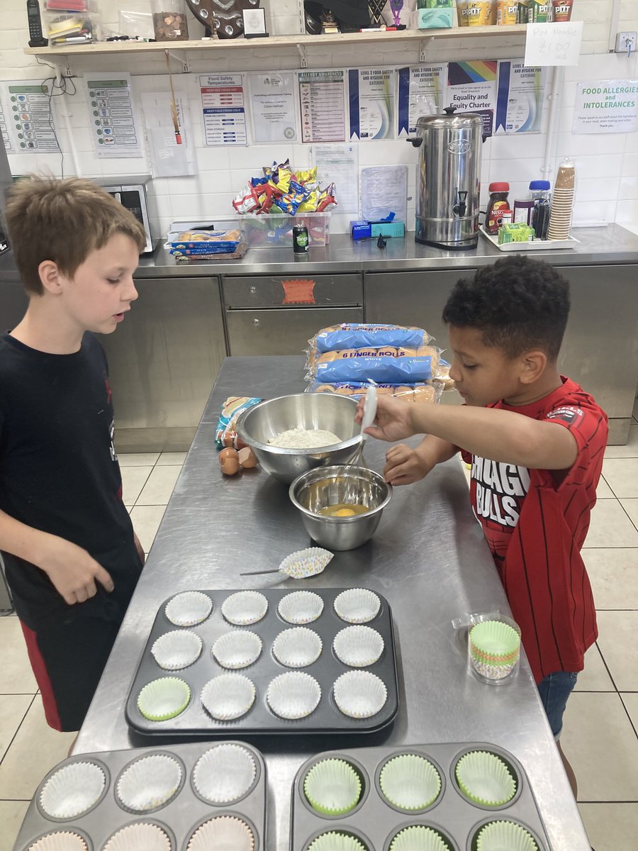 HawksmoorYouth's tweet image. Fabulous chef 🧑🍳 made cup cakes for everyone in session today. Well done boys @YoungGreenwich Gaining great life skills @Royal_Greenwich supported @JPFoundation Team work between these 2 today