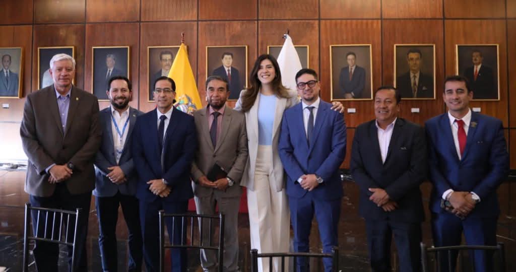 #ElNuevoEcuador prioriza la reforma de la Ley de Tránsito y Seguridad Vial para fortalecer la seguridad en las vías y proteger la vida de los ciudadanos.

Un paso crucial hacia un futuro más seguro. 

La ANT es parte fundamental este proceso de transformación.

#ANTEnAcción