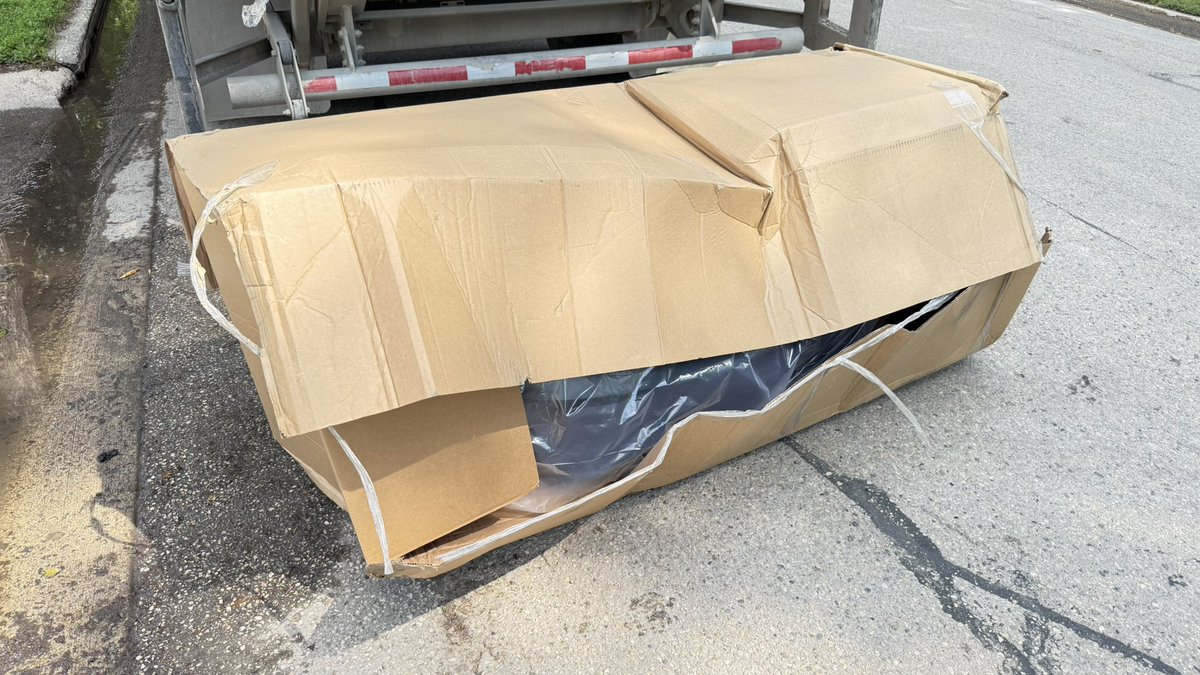 Drive_Protected's tweet image. Love it when you order a brand new Tesla Model 3 front bumper and it shows up damaged in transit😡.
Fun fact - Model 3 front bumper only weighs 20lbs.