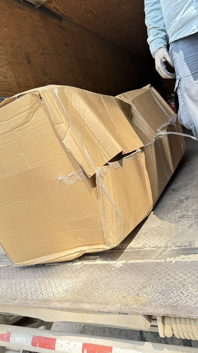 Drive_Protected's tweet image. Love it when you order a brand new Tesla Model 3 front bumper and it shows up damaged in transit😡.
Fun fact - Model 3 front bumper only weighs 20lbs.